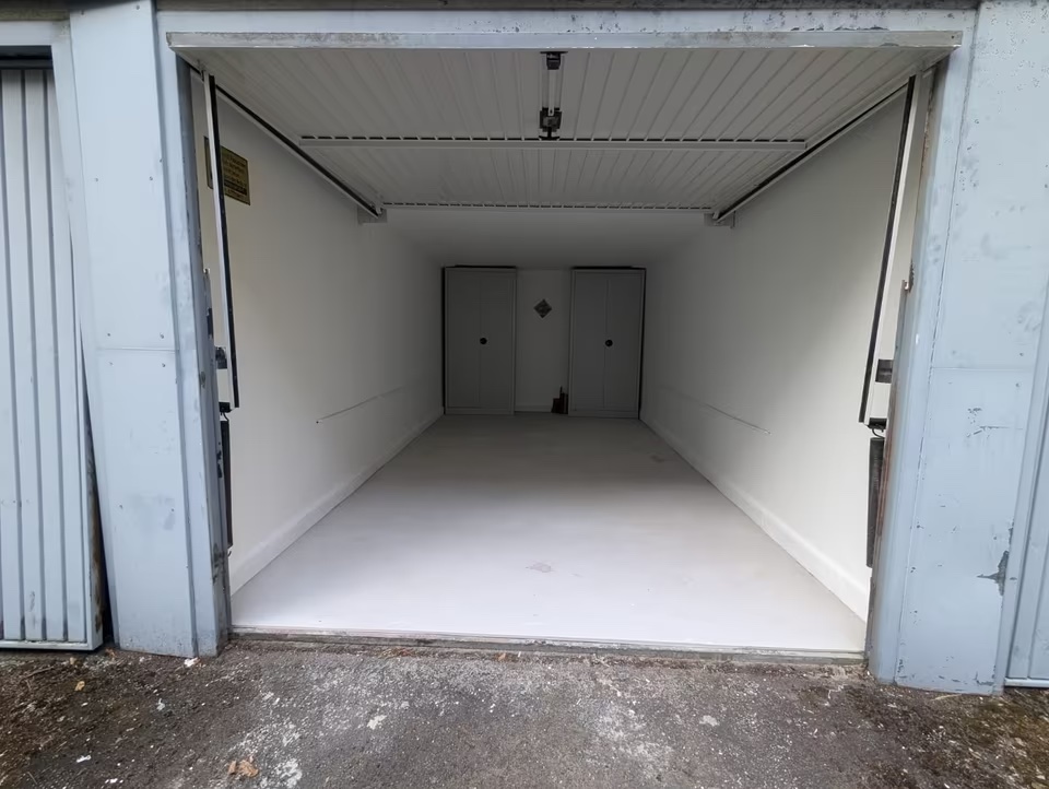 Frontalansicht der geöffneten Garage in Berlin