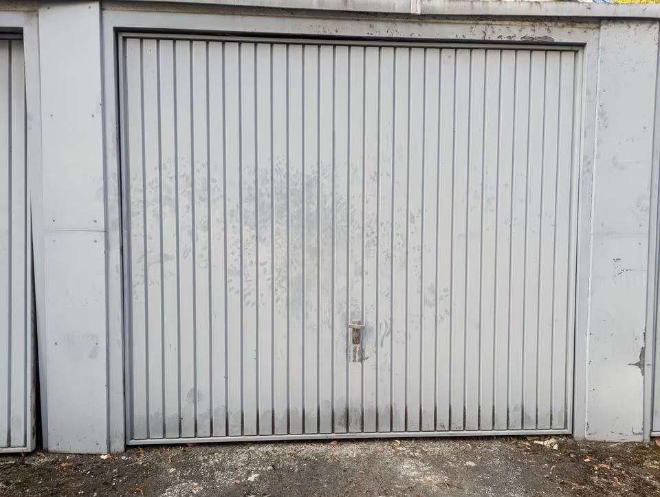 Außenansicht der Garage mit geschlossenem Tor