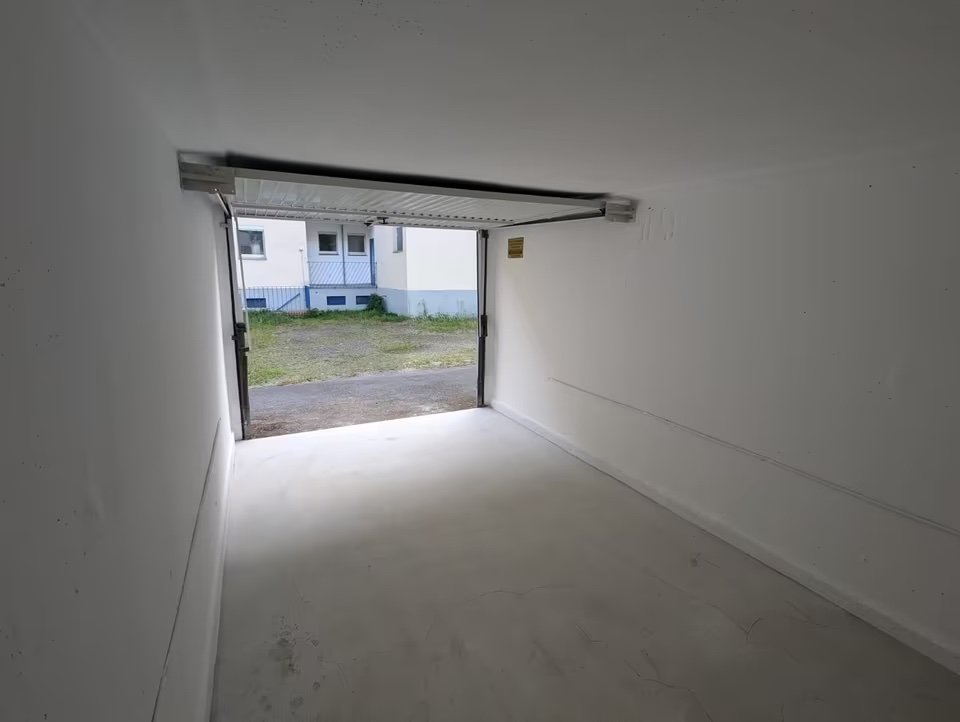Blick aus der Garage zur Einfahrt