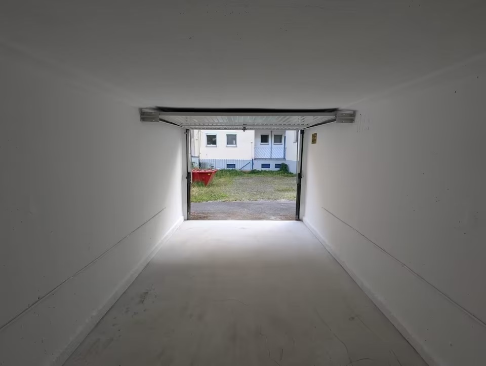 Innenansicht der Garage Richtung Ausfahrt