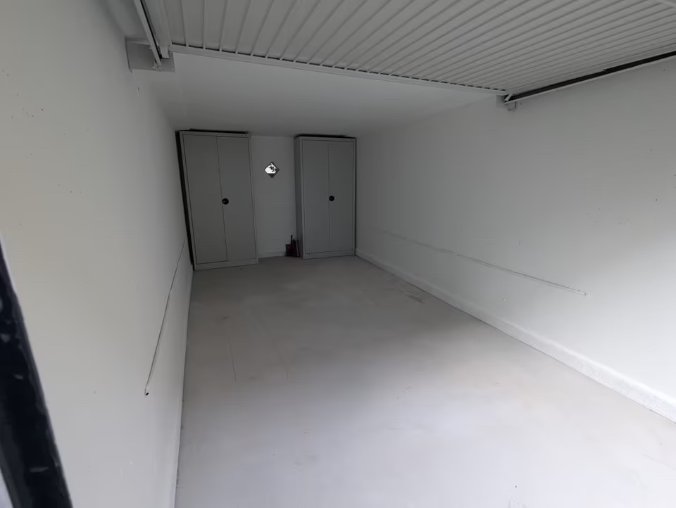 Tiefe Innenansicht der frisch gestrichenen Garage