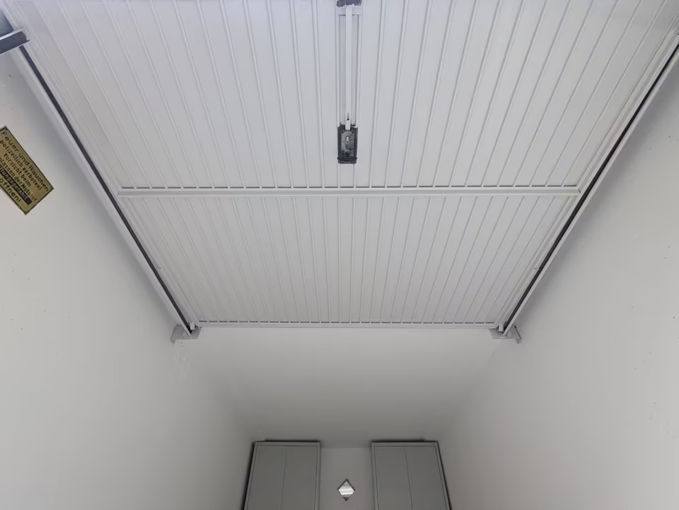 Garagendecke und Tor von innen